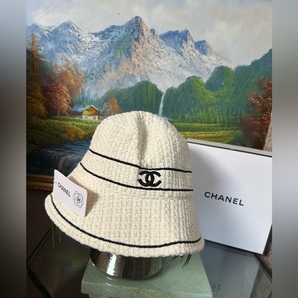 CHANEL Ivory Textured Bucket Hat - Picture 5 of 9